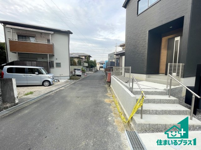 ★24(土)25(日)現地見学可能！★栗東市小野　限定1邸の前面道路含む現地写真|周辺は閑静な住宅街！前面道路広々で車の出し入れも便利です。駐車が苦手な方でも安心して車庫入れできます！