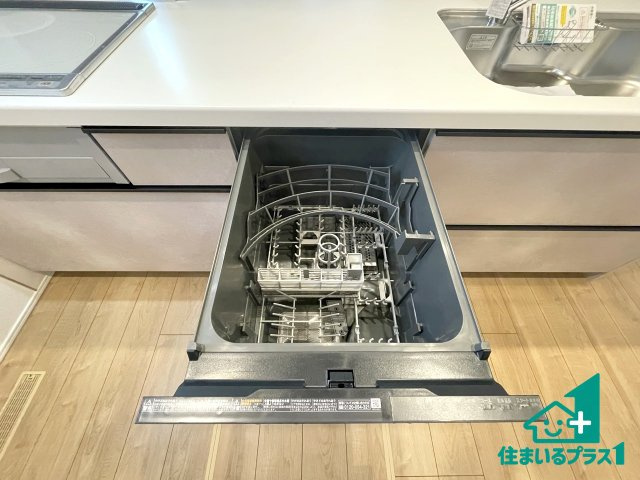 ★24(土)25(日)現地見学可能！★栗東市小野　限定1邸の設備|食事後の一仕事、食器洗いをボタン一つでお任せできちゃいます！場所を取らないビルトイン式なので、お料理スペースもしっかり確保！
