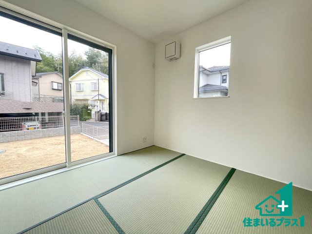 ★24(土)25(日)現地見学可能！★栗東市小野　限定1邸の和室|一室あると便利な和室は客間としてだけでなく、小さなお子様のプレイルームや食後のくつろぎスペースとしてもご利用いただけます。収納もついていますので大活躍間違いなし！