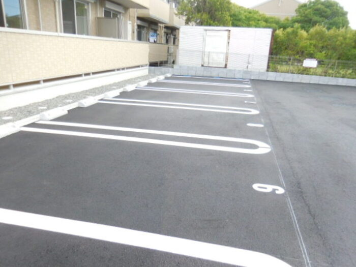 クレール・都の駐車場
