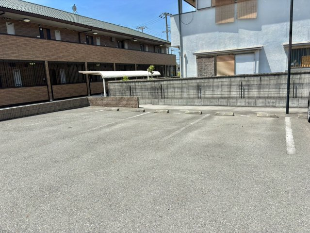 クレスト玉手の駐車場