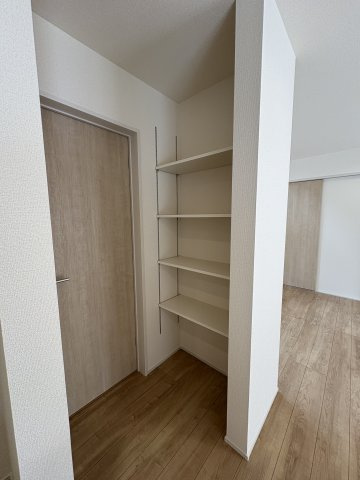 高座郡寒川町倉見　新築戸建　全３棟２号棟の収納|キッチンそばのパントリー