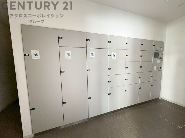 不在時にも荷物を受け取れる便利な宅配ボックスがございます。