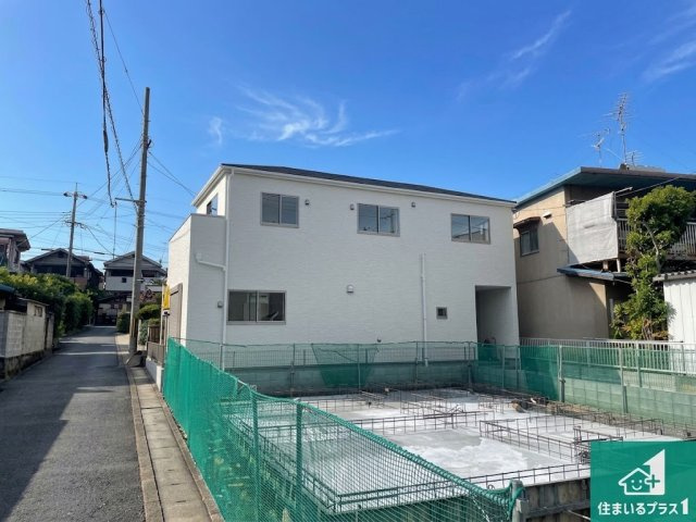 ★19(土)～23(祝)現地見学可能！★京田辺市薪水取　第1期　ラスト1邸の前面道路含む現地写真|周辺は閑静な住宅街！前面道路広々で車の出し入れも便利です。駐車が苦手な方でも安心して車庫入れできます！