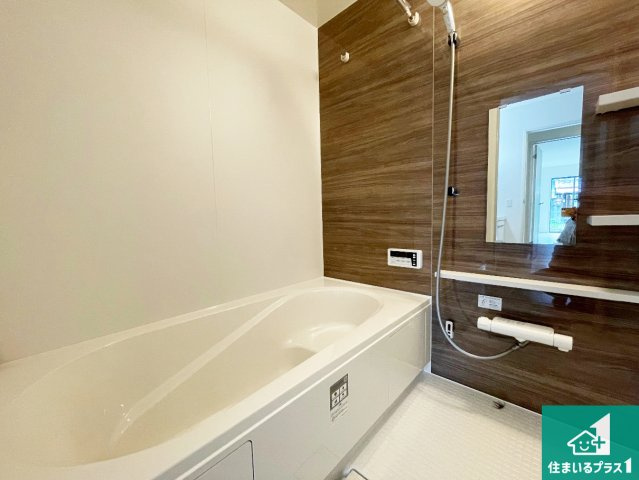 ★19(土)～23(祝)現地見学可能！★京田辺市薪水取　第1期　ラスト1邸の浴室|ゆったりと足を伸ばせる浴室は一日の疲れを癒してくれる大切な空間です。浴室乾燥機も設置しているので、雨の日の洗濯物も安心です♪