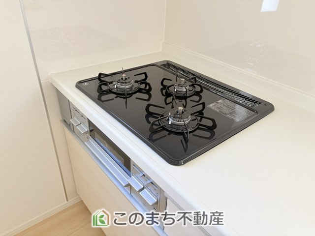 CRADLEGARDEN高根沢町中阿久津第1のキッチン|三ツ口コンロ採用で、同時調理もスムーズ◎！お料理を並べられるカウンター付きで、配膳・片付けをサポート！リビングで過ごすご家族とコミュニケーションを楽しみながら作業可能です♪