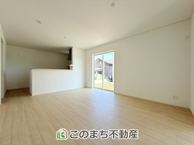CRADLEGARDEN高根沢町中阿久津第1の居間・リビング|開放感のある広々としたリビング☆家族みんなでゆったりくつろげます♪
南側から暖かな日差しが差し込みます♪キッチンからリビングの様子がよく見渡せます☆
