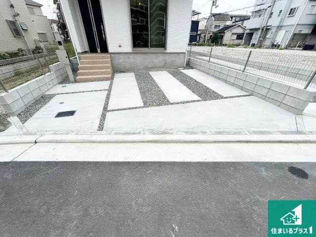 堺市堺区石津町　第1期　新築一戸建ての駐車場|並列２台駐車可能！ゆとりの駐車スペースで車庫入れもスムーズ！