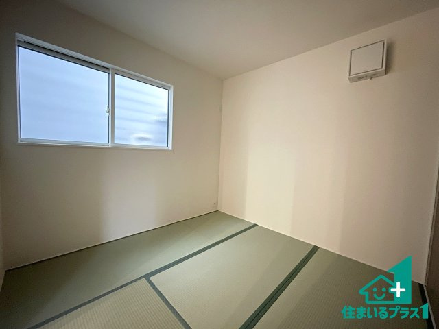 ★八幡市川口東扇　第2期　新築一戸建ての和室|一室あると便利な和室は客間としてだけでなく、小さなお子様のプレイルームや食後のくつろぎスペースとしてもご利用いただけます。収納もついていますので大活躍間違いなし！