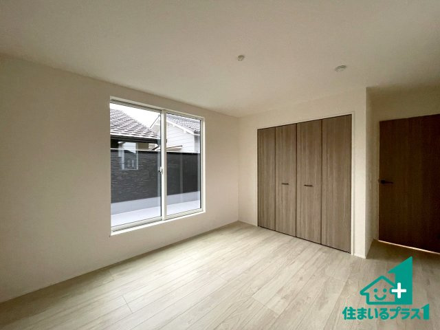 ★八幡市川口東扇　第2期　新築一戸建ての洋室|シンプルな洋室は、自分好みのインテリアが楽しめます♪ご家族とインテリアや家具を選びに行くのは物件購入時の醍醐味の一つです。ぜひお楽しみください♪