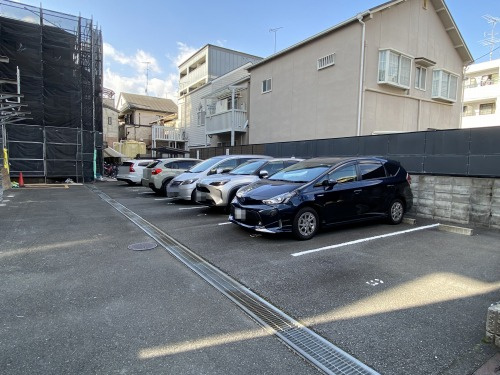 クレメント御所西の駐車場