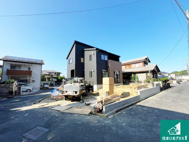 栗東市小野　第1期　新築一戸建ての前面道路含む現地写真|周辺は閑静な住宅街！前面道路広々で車の出し入れも便利です。駐車が苦手な方でも安心して車庫入れできます！