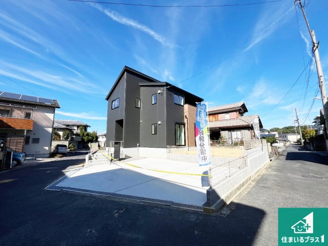 栗東市小野　第1期　新築一戸建ての前面道路含む現地写真|周辺は閑静な住宅街！前面道路広々で車の出し入れも便利です。駐車が苦手な方でも安心して車庫入れできます！
