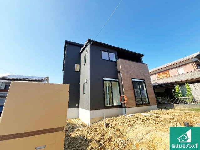 栗東市小野　第1期　新築一戸建ての外観|前面道路は車の通りも少なくて安心です。