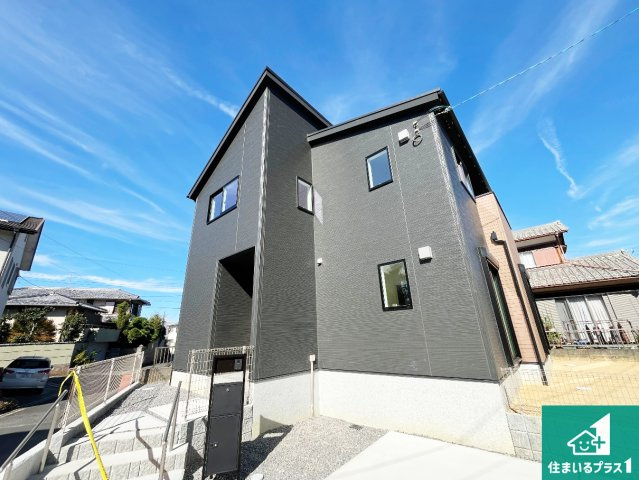 栗東市小野　第1期　新築一戸建ての外観|前面道路は車の通りも少なくて安心です。