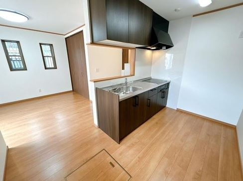 【築浅】比企郡川島町上伊草中古住宅のキッチン|対面式のシステムキッチンでリビングを見渡しながらお料理ができます