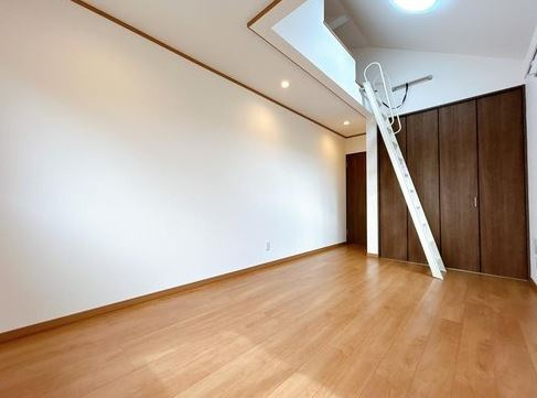 【築浅】比企郡川島町上伊草中古住宅の洋室|2F 8帖洋室です
ロフト付
