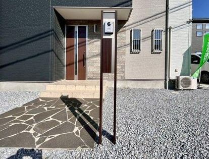 【築浅】比企郡川島町上伊草中古住宅の玄関|綺麗な玄関アプローチです