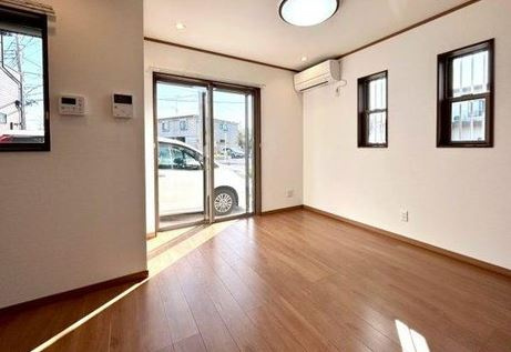 【築浅】比企郡川島町上伊草中古住宅の居間・リビング|窓も大きく採光・採風しっかり取れています