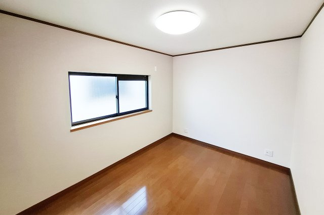 堺市西区菱木の子供部屋|洋室1：クロスを貼替えるなどリフォーム済み。