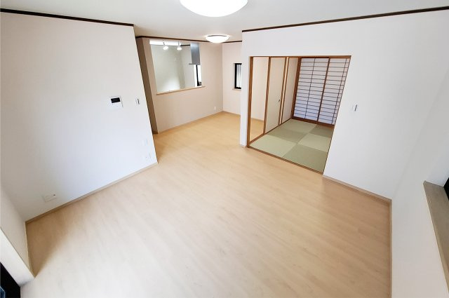 堺市西区菱木の居間・リビング|LDK：フロアタイル上貼、クロスを貼替えるなどリフォーム済み。