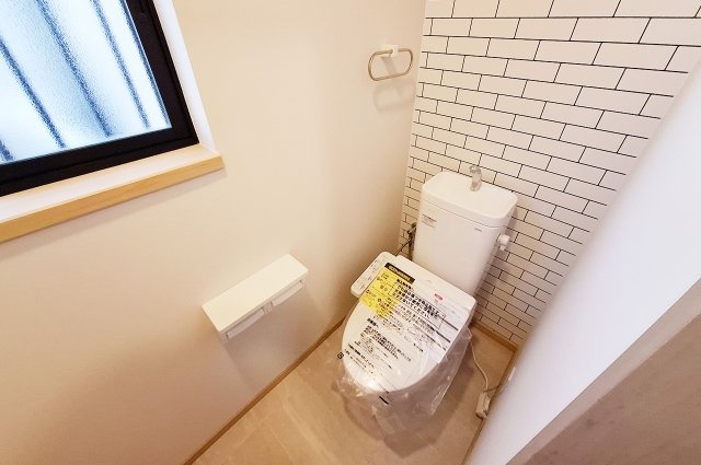 堺市西区菱木のトイレ|1階トイレ：便器・温水洗浄便座を新調済み。