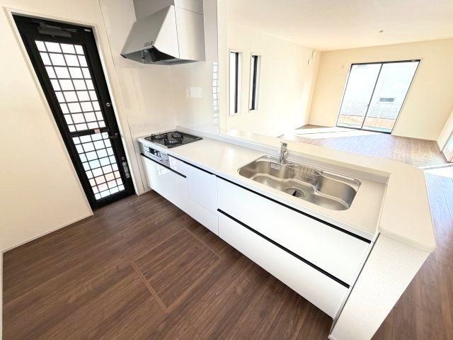 第3榛東村広馬場　新築戸建　3号棟のキッチン|人気のカウンターキッチン採用です☆ゴミ出しに便利な勝手口付き！
コンロも３口ご用意しています！調理スペースも広くストレスなくお料理できます。
浄水器つきなので美味しいお水も飲めますよ♪