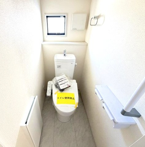 第3榛東村広馬場　新築戸建　3号棟のトイレ|1階トイレです。清潔感のある白を基調としています。
温水洗浄・便座暖房機能の付いた快適なトイレです☆