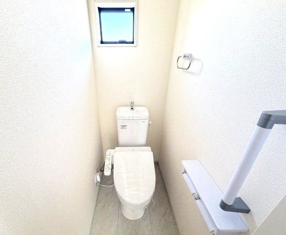 第3榛東村広馬場　新築戸建　3号棟のトイレ|2階トイレです。清潔感のある白を基調としています。