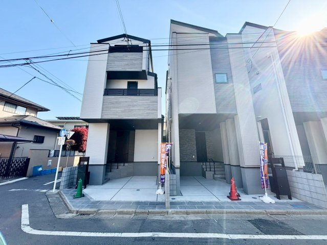 中野区丸山1丁目　新築戸建　残1棟の外観|ツートンカラーのスタイリッシュな外観は堂々とした佇まい。

現地ご見学希望・資料請求などお気軽にお問い合わせ下さい！
03-5990-5201
