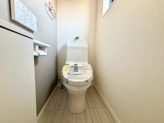 中野区丸山1丁目　新築戸建　残1棟のトイレ|ウォシュレット付きのトイレはいつも快適！

現地ご見学希望・資料請求などお気軽にお問い合わせ下さい！
03-5990-5201