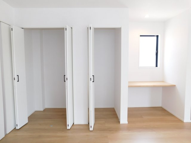名古屋市中川区大当郎１丁目の新築一戸建の収納|◇カウンター＋収納◇　　キッチン用品やリビングの荷物が片付く収納付き！　お子様の勉強や作業スペースに使えるカウンター！