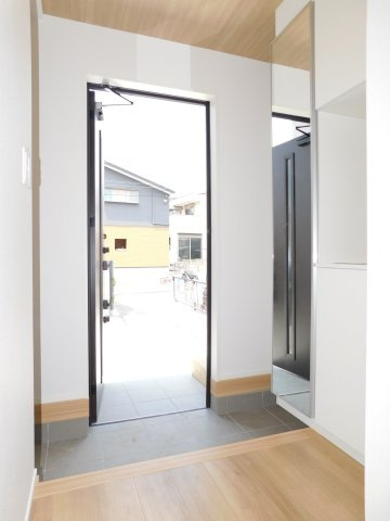 名古屋市中川区大当郎１丁目の新築一戸建の玄関|◇玄関収納◇　　家族の履物がしっかり収納できるミラー付きシューズ収納！　