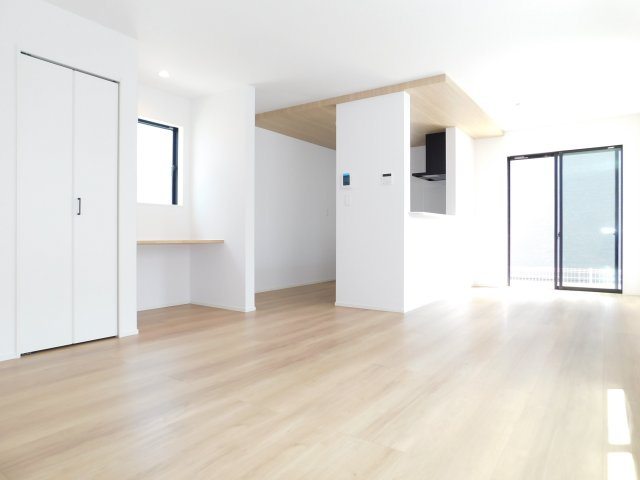 名古屋市中川区大当郎１丁目の新築一戸建の居間・リビング|◇リビング◇　　南面で明るいリビング１８．７５帖　収納＋カウンター付き！