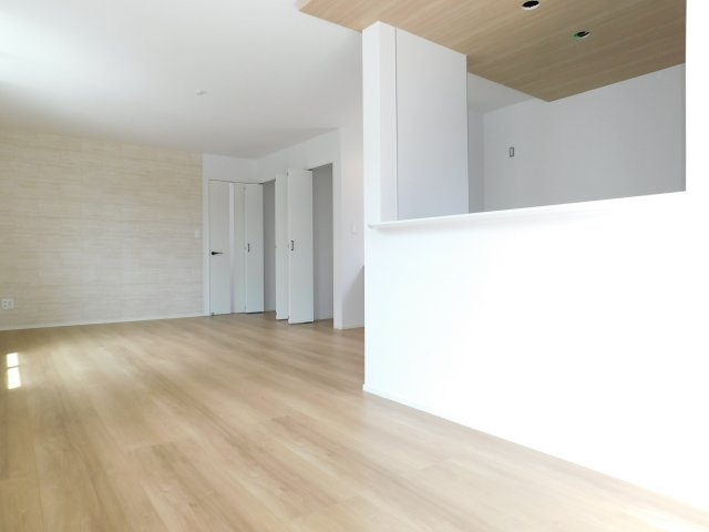 名古屋市中川区大当郎１丁目の新築一戸建の居間・リビング|◇リビング◇　　南面で明るいリビング１８．７５帖　折下天井のおしゃれなキッチン♪