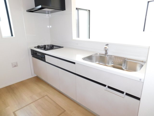 名古屋市中川区大当郎１丁目の新築一戸建のキッチン|◇キッチン◇　　人気の対面式・人造大理石カウンター・浄水器付ハンドシャワー・静音仕様シンク・スローインクローズレール・薄型換気扇・前面コンセント完備・床下収納庫 　