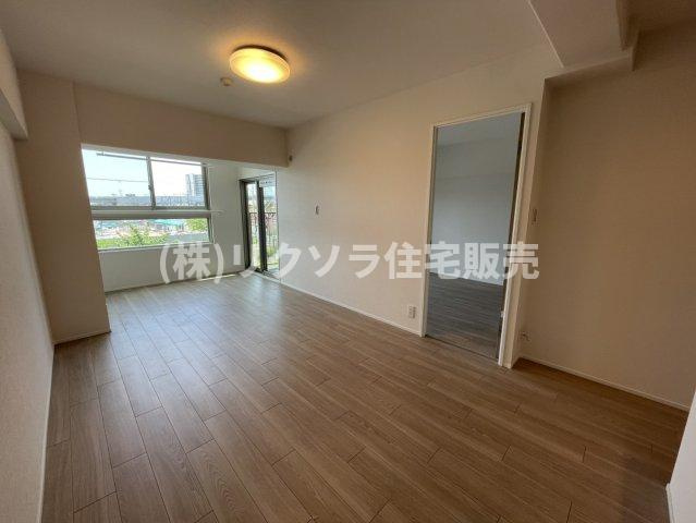 くずはセンチュリータウン四番館の居間・リビング|LDK15.0帖
■物件内覧・資金計画相談・住宅ローン相談、リフォーム相談、お問合せ受付中■
※当日・翌日のご内覧、ご相談はお電話でのお問合せがスムーズです！