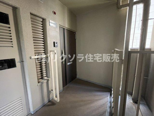 くずはセンチュリータウン四番館の玄関|ポーチ付き
■物件内覧・資金計画相談・住宅ローン相談、リフォーム相談、お問合せ受付中■
※当日・翌日のご内覧、ご相談はお電話でのお問合せがスムーズです！