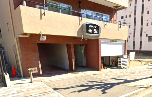 パティオ永沢のエントランス|前面道路は歩道も整備され、小さなお子様にも安心
