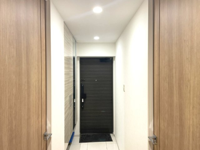 アルファステイツ宇宿の玄関|清潔感のあるホワイトと木目の玄関回りです。