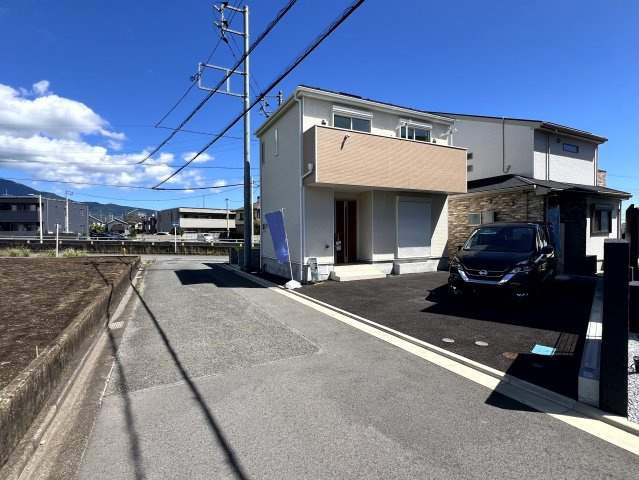 秦野市平沢　新築戸建て　カースペース並列２台駐車可能の外観