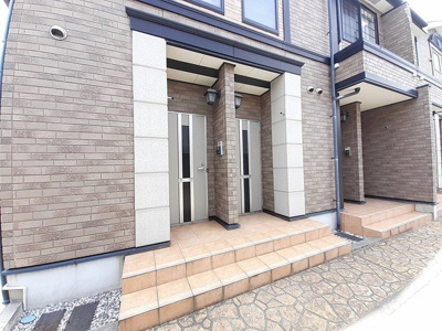 【エントランス】 | シルバーライニングＡ | 建物の内部です