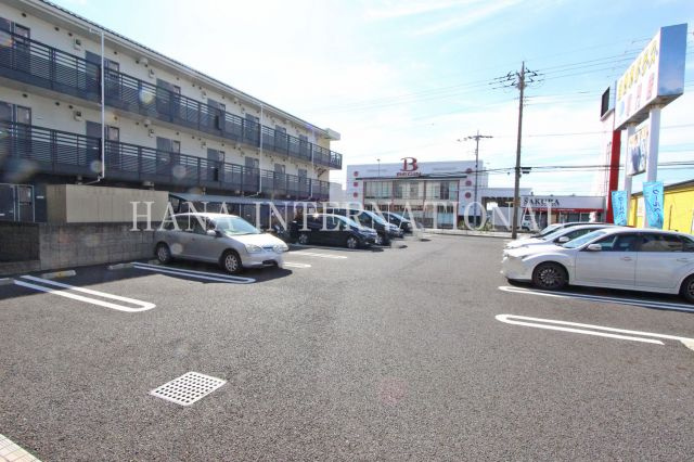 レオネクストルナルミエール越谷の駐車場