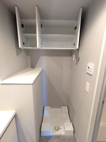 BPRレジデンス東日暮里の設備|トイレと独立した洗面脱衣室の洗濯機置場は排水口のお手入れしやすい様に手前中央に配置し、足高の防水パンです