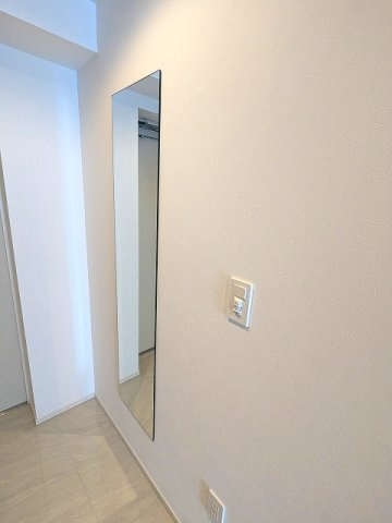 BPRレジデンス東日暮里の設備|人感センサー付玄関ライト、姿見鏡