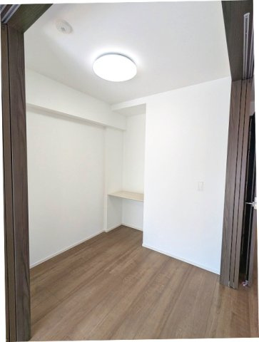 BPRレジデンス東日暮里のその他共用部分|2.6帖洋室、デスクワーク可能な棚付き、ドアを開放して広いリビングとしてもいかがですか