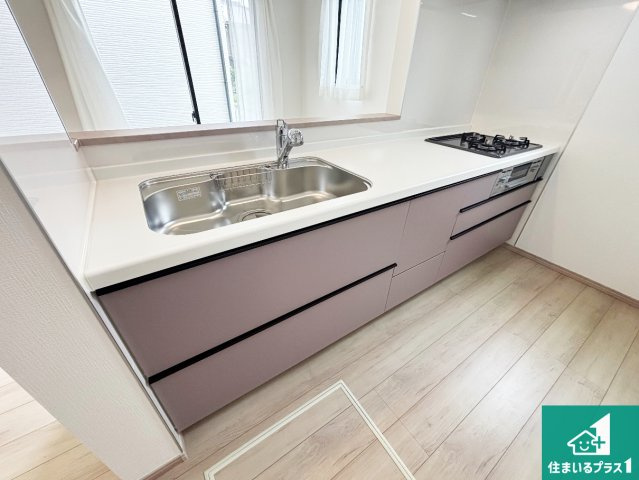 ◆堺市美原区阿弥　新築一戸建てのキッチン|リビングと統一感があり、使い勝手のいいキッチン。広々としているので、二人並んで作業が出来ちゃいます。お子様と一緒に色々なお料理に挑戦できるスペースがあります。