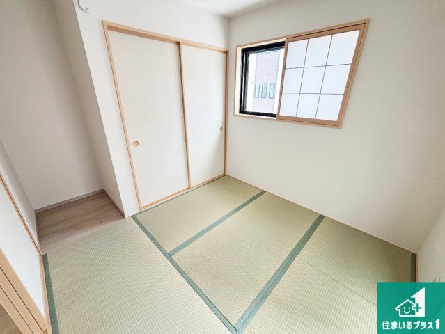 ◆堺市美原区阿弥　新築一戸建ての和室|一室あると便利な和室は客間としてだけでなく、小さなお子様のプレイルームや食後のくつろぎスペースとしてもご利用いただけます。収納もついていますので大活躍間違いなし！