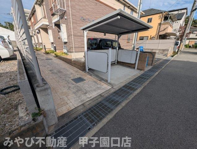 パルティール小曽根のエントランス