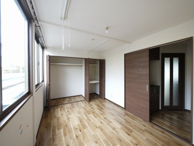 ロイヤルアーバンの洋室|個人の部屋や寝室として使える洋室です